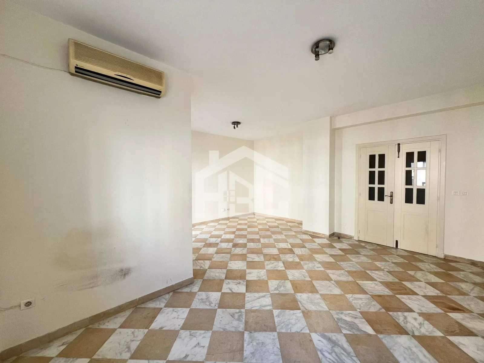 A vendre S+3 de 174 m² à Ennasr 2