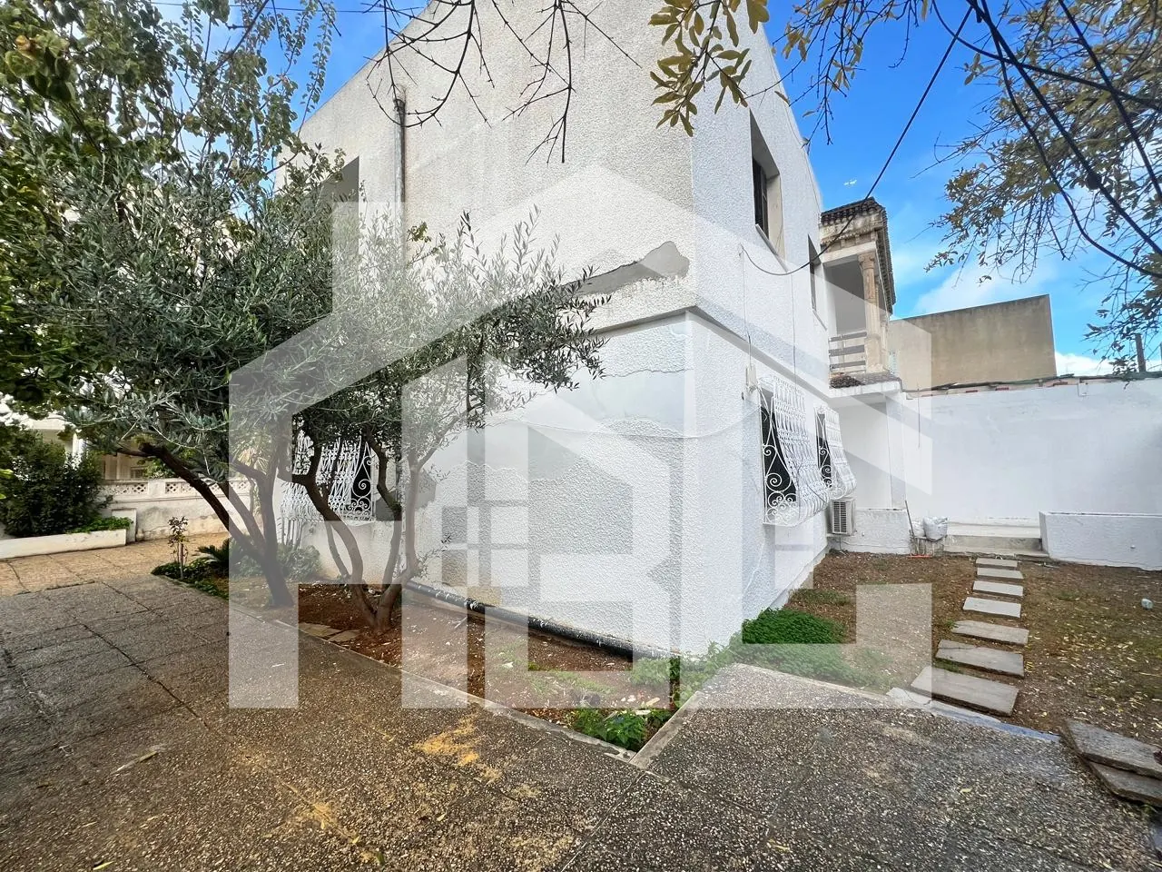 A vendre villa de 500 m² sur un terrain de 485 m² à Menzah 5
